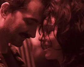 《粉色高墙》：当两个“乌龙特工”撞上“高高在上”的反派，笑料百出的潜伏游戏！